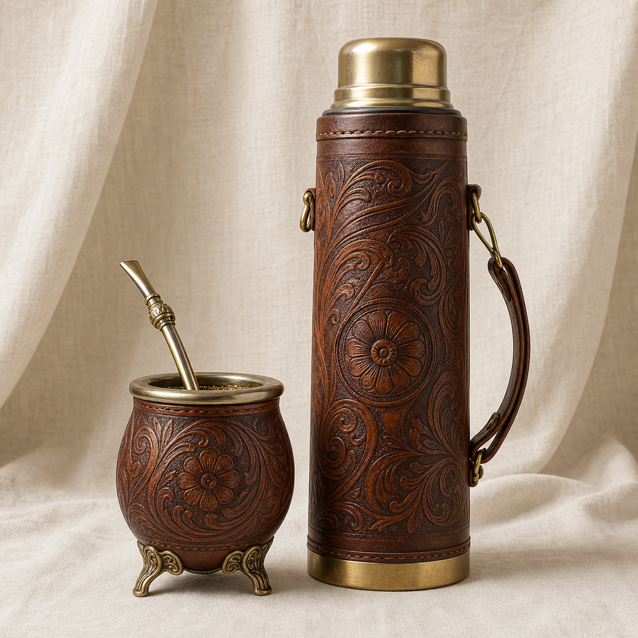 Mate y termo forrados en cuero troquelado con detalles de latón